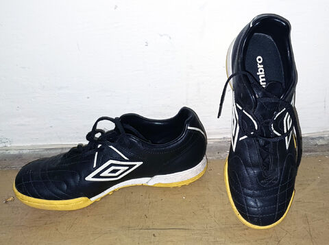Turfy černé Umbro, vel. 33