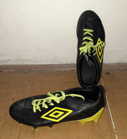Kopačky černo-žluté Umbro, vel. 38,5