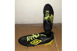 Kopačky černo-žluté Umbro, vel. 38,5